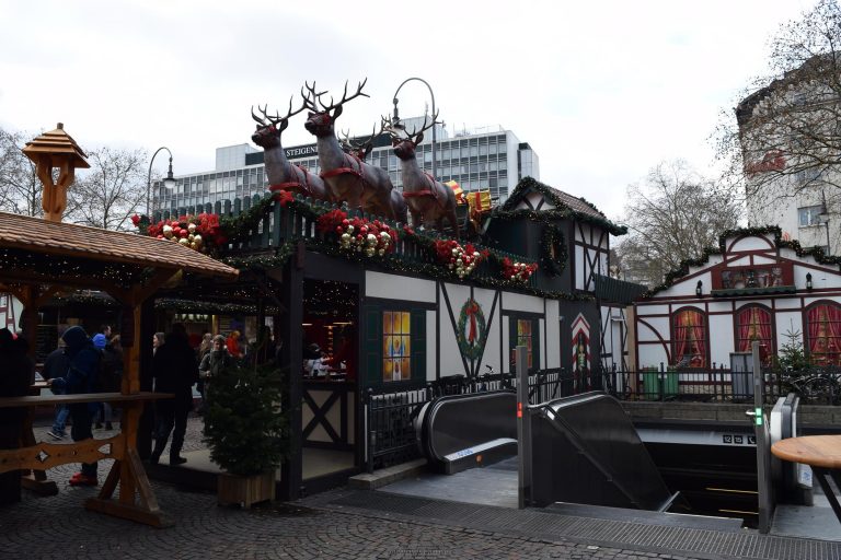 Рождественская ярмарка Кёльна Nikolausdorf – деревня Святого Николая (Weihnachtsmarkt auf dem Rudolfplatz)