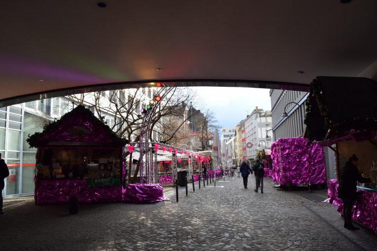 Рождественская ярмарка Кёльна Christmas Avenue – «розовая» и «фиолетовая» (Weihnachtsmarkt Weihnachtsallee)