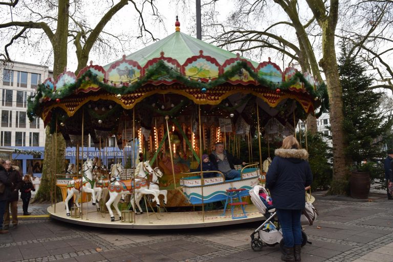 Pождественская ярмарка Кельна Markt der Engel — рынок ангелов (Weihnachtsmarkt auf dem Neumarkt)