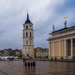 Кафедральная площадь и Кафедральный собор Вильнюса.